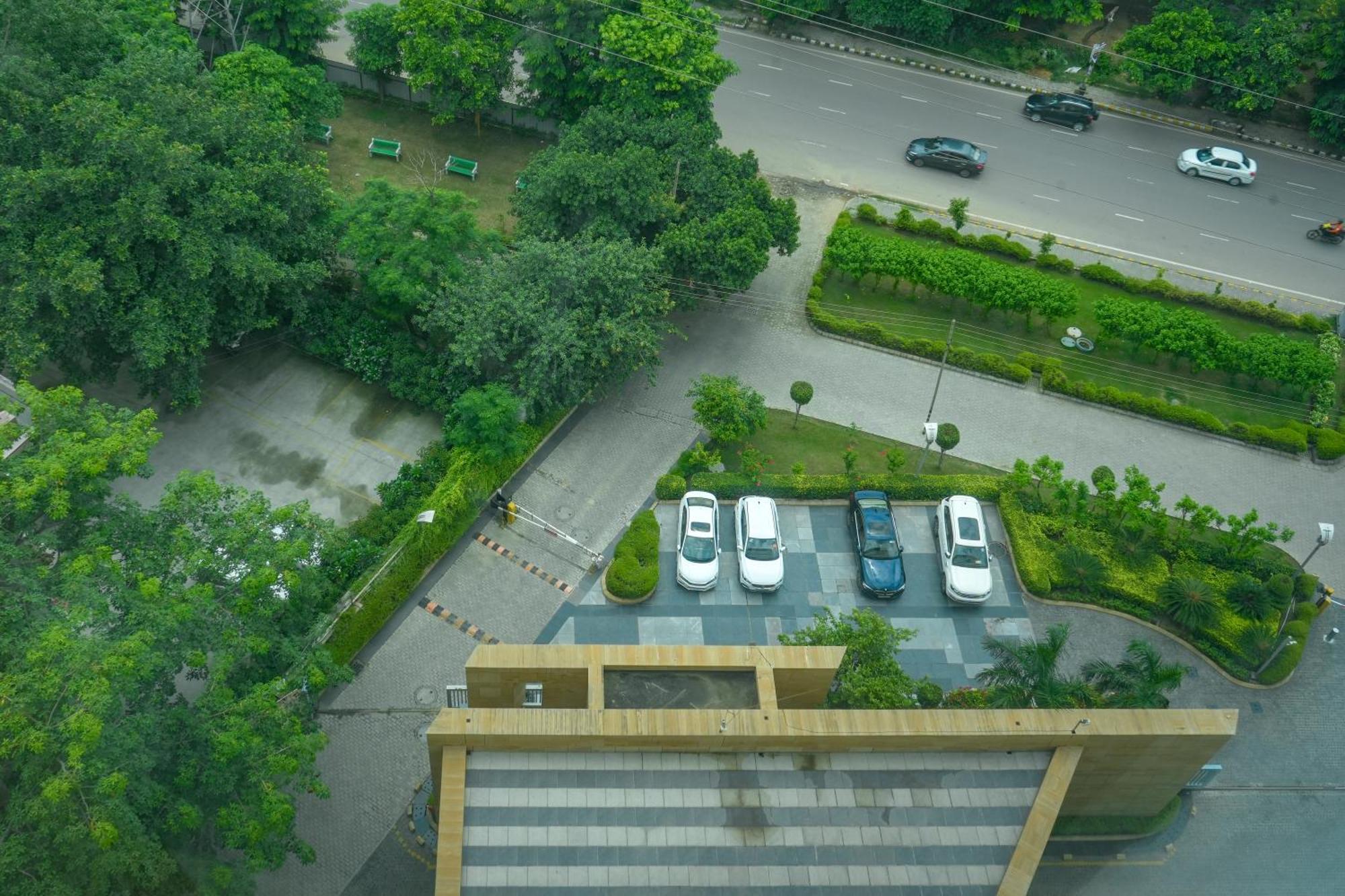 Courtyard By Marriott Gurugram Downtown Hotel Gurgaon Bagian luar foto